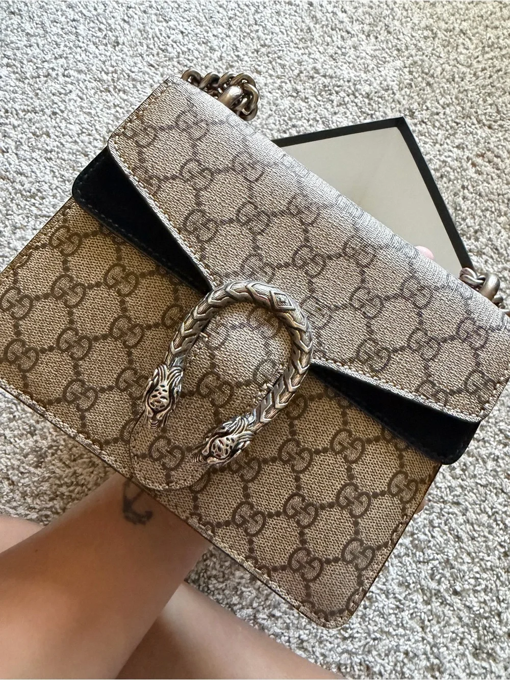 Gucci signature gg
